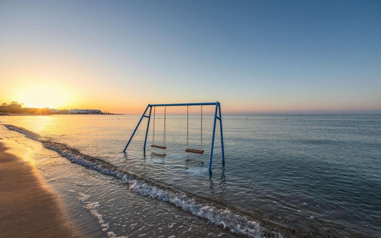 ラディソン ブル リゾート＆タラソ ハンマメット エクステリア 写真 Sunset at the beach