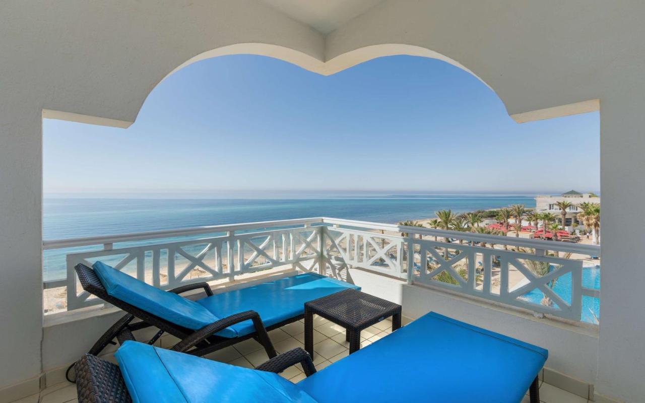 ラディソン ブル リゾート＆タラソ ハンマメット エクステリア 写真 Balcony of a suite at the Hilton Sharm El Sheikh Resort