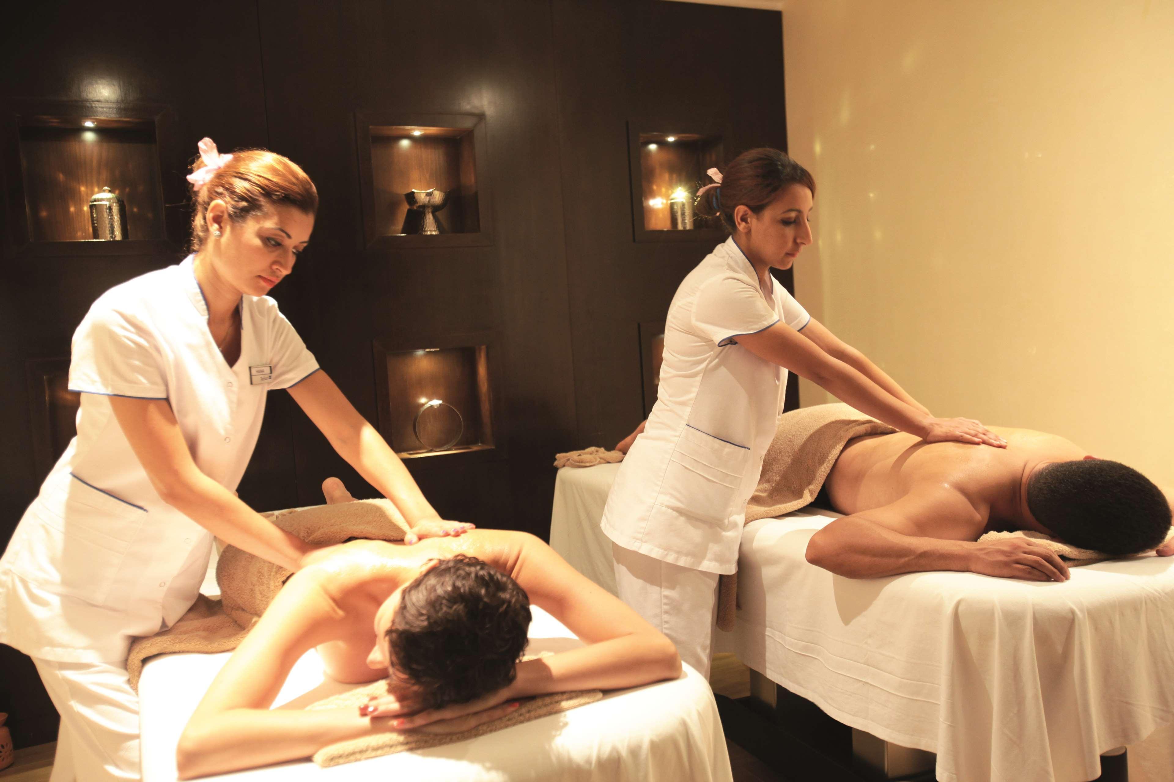 ラディソン ブル リゾート＆タラソ ハンマメット エクステリア 写真 Massage therapists at work
