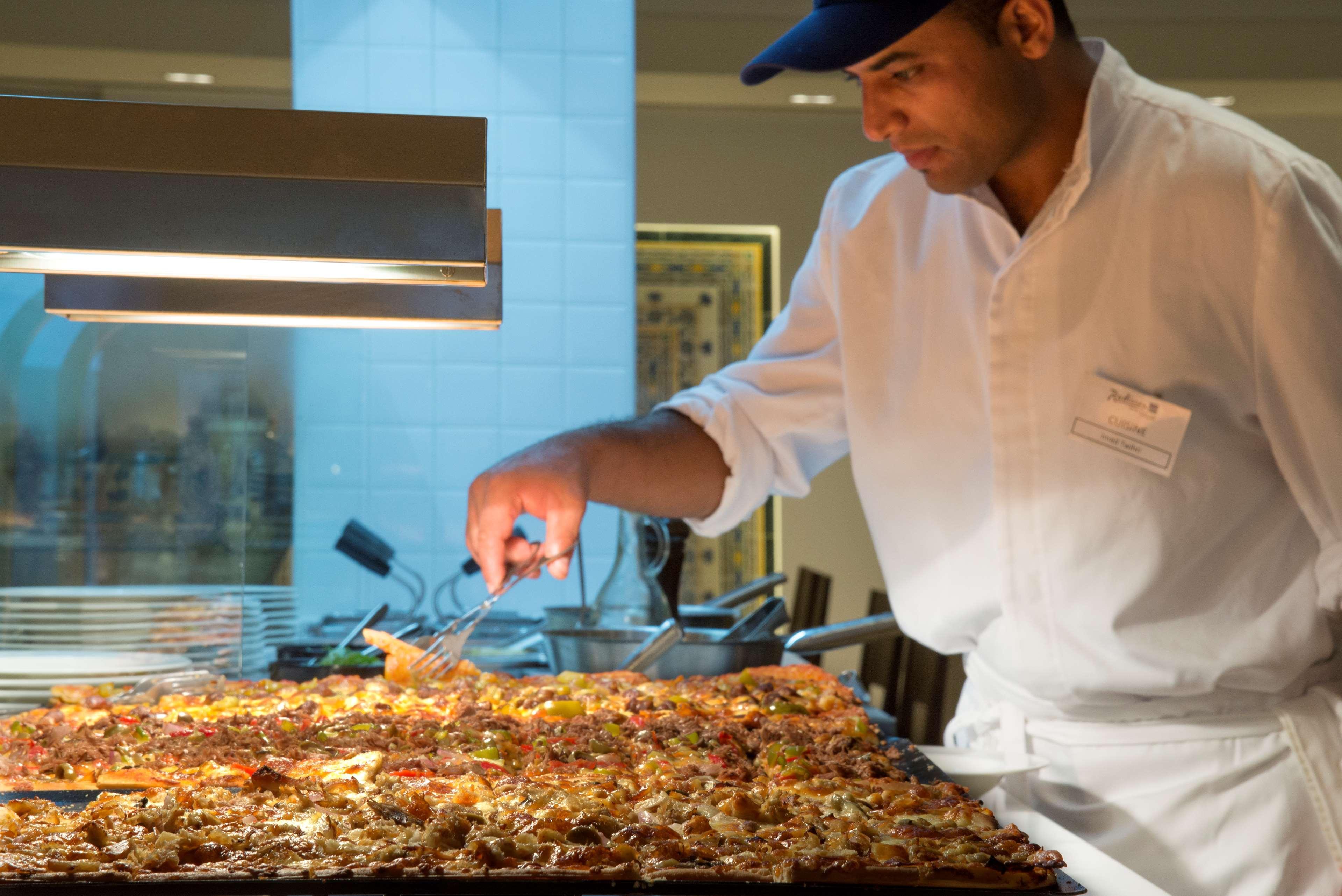 ラディソン ブル リゾート＆タラソ ハンマメット エクステリア 写真 A chef preparing food at a buffet
