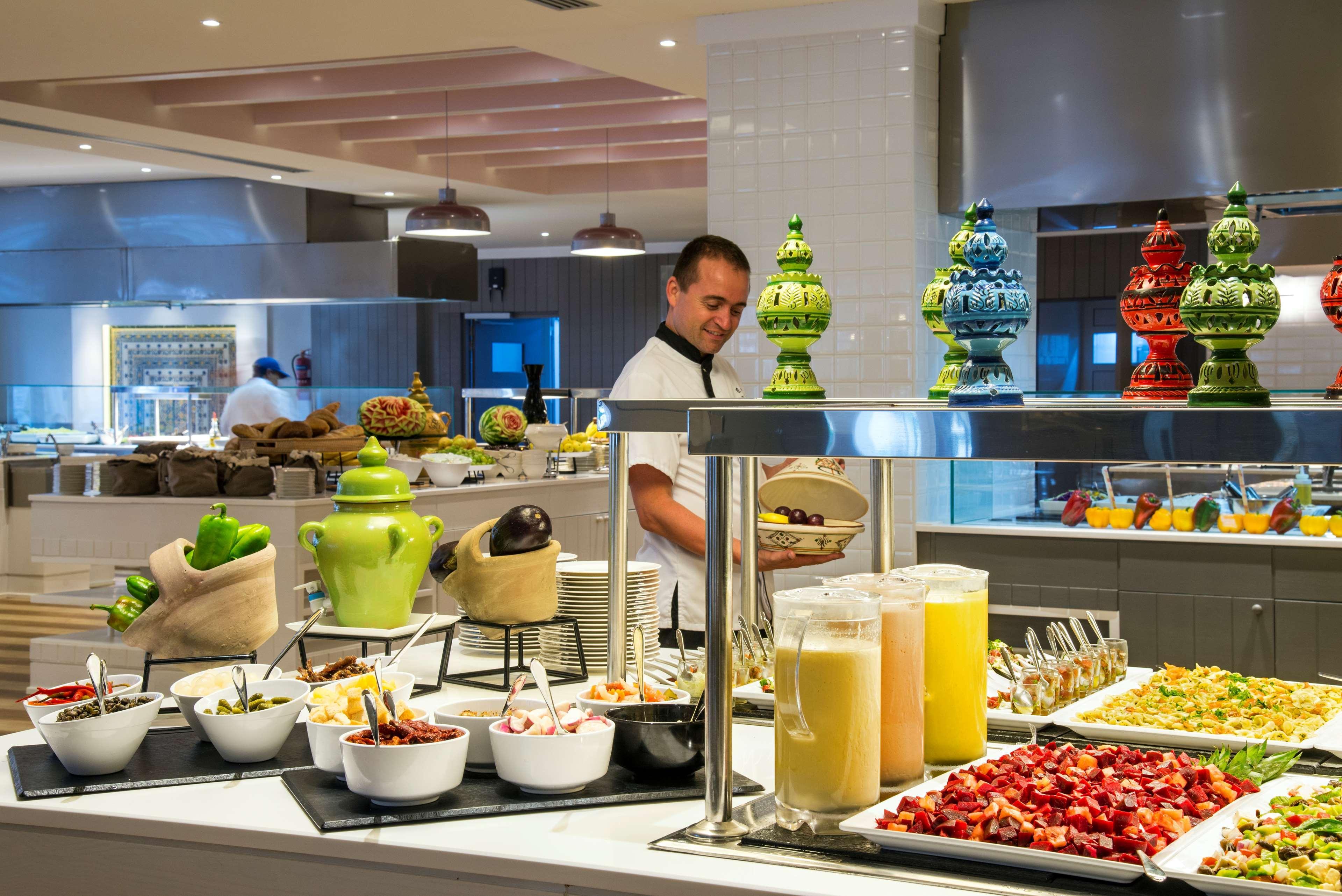 ラディソン ブル リゾート＆タラソ ハンマメット エクステリア 写真 A buffet at a hotel