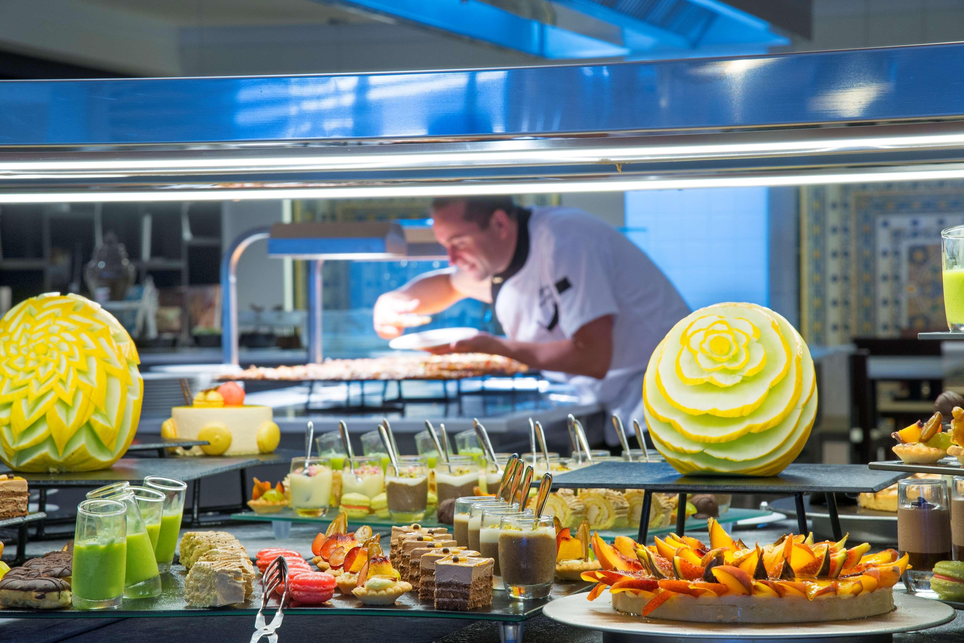 ラディソン ブル リゾート＆タラソ ハンマメット エクステリア 写真 A buffet at a hotel