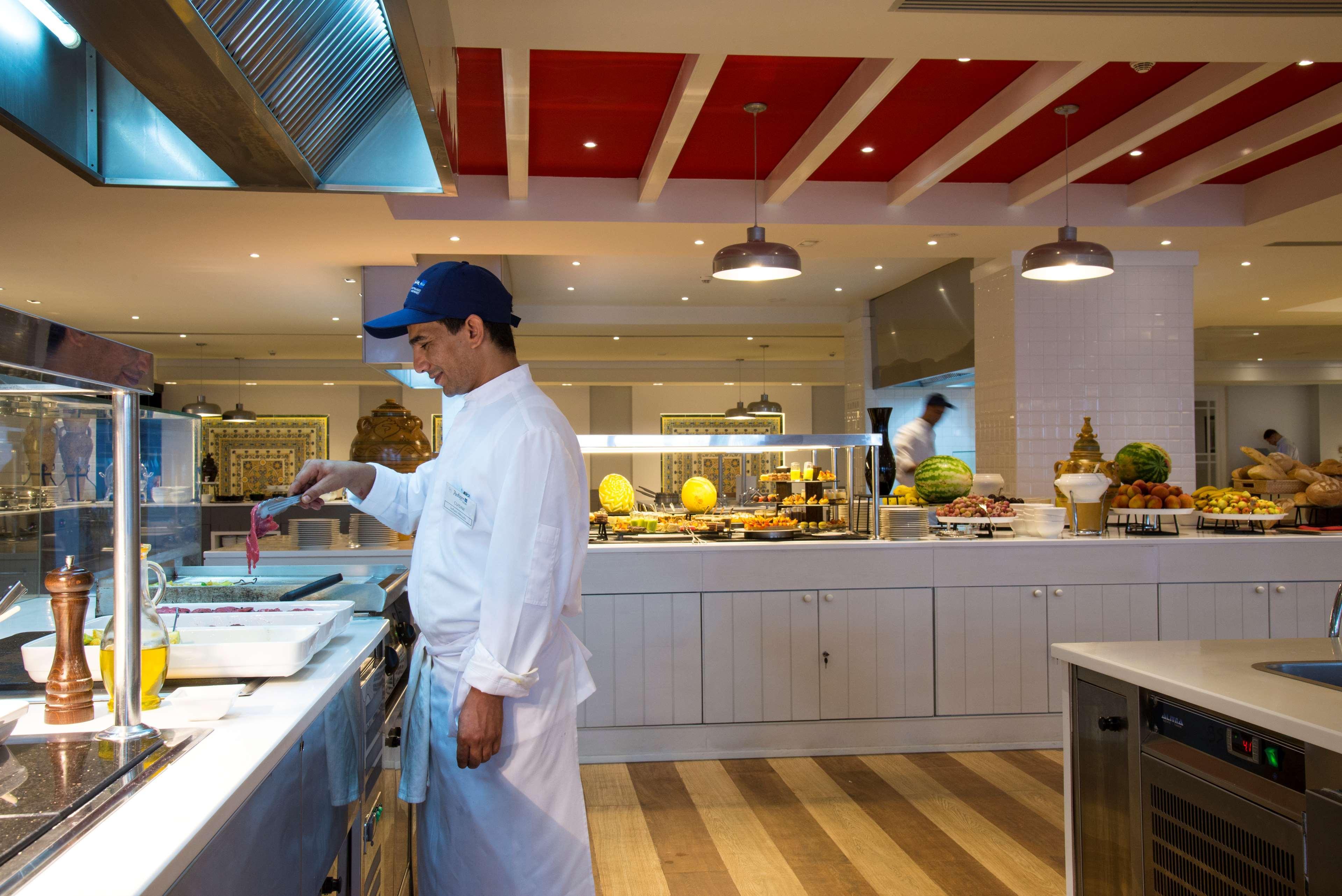 ラディソン ブル リゾート＆タラソ ハンマメット エクステリア 写真 A cook working in a hotel kitchen